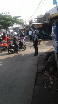 Petugas Tutup Akses ke Jembatan Kali Krukut Depok yang Amblas