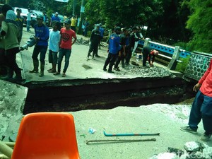 Jembatan Kali Krukut Depok Amblas, Lalu Lintas Macet
