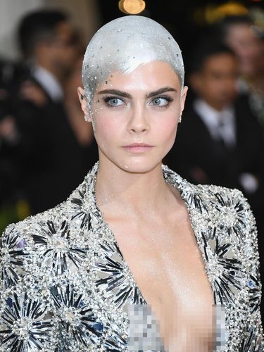 Foto: Cara Delevingne yang Tetap Cantik Meski Kini Kepalanya Botak