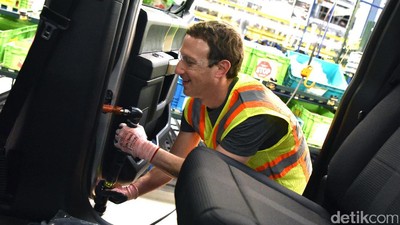 Mark Zuckerberg Jadi Pekerja di Pabrik Mobil