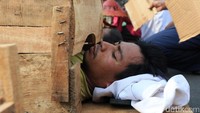 Seorang petani saat berada di peti kayu.