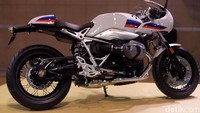 Terakhir untuk model BMW R NineT Racer disuguhkan untuk mereka yang memiliki gaya hidup bebas dan cepat. DNA speed heritage pada seri ini sangat kental, bisa dilihat pada desain café racer-nya yang sangat bersahabat untuk speed freaks yang tak pernah puas dengan model standard.