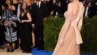 Gigi terlihat memamerkan kaki jenjang dan bahu indahnya tersebut. Dimitrios Kambouris/Getty Images/detikFoto.