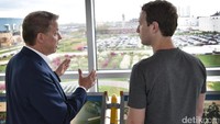 Zuckerberg berkunjung ke pabrik Ford sebagai bagian dari Personal Year of Travel Challenge.