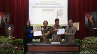 Dalam kesempatan berbarengan, ditandatangani pula program peremajaan kelapa sawit antara (kiri-kanan) Executive Director PISAgro Emma Yunida, Direktur Utama Bank BRI Agro I Komang Sudiarsa, Direktur BRI Kuswiyoto dan Direktur Utama BPDP Kelapa Sawit Dono Boestami.