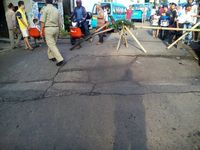 Petugas Tutup Akses ke Jembatan Kali Krukut Depok yang Amblas