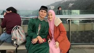 Adem, Kemesraan Putra Ustad Arifin Ilham dan Istri Mualafnya