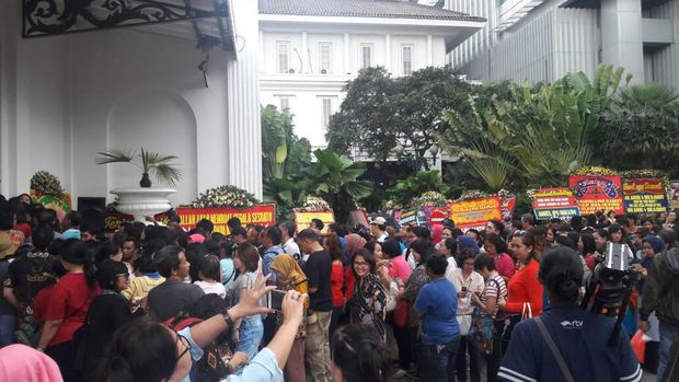 Warga masih menyemut di Balai Kota untuk curhat kepada Ahok.