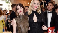 Frances yang berusia 24 tahun itu datang bersama sang ibunda. Foto: Dimitrios Kambouris/GettyImages