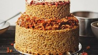 Kalau yang satu ini mie instan goreng dibentuk bertumpuk kemudian diberi hiasan berupa telur dadar, kornet hingga keju. Enak nggak ya? Foto: Tot Aw/Instagram
