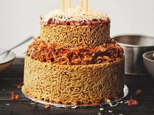 Uniknya Kreasi Kue Ulang Tahun hingga Tumpeng Berbahan Mie Instan
