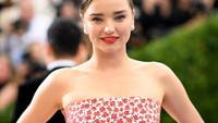 Miranda Kerr masih kerap tampil dalam acara seperti itu, meski kini tak lagi jadi Victorias Angels. Foto: Dimitrios Kambouris/Getty Images