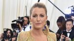 Blake Lively Tampil Hot dengan Gaun Emas Unik