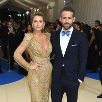 Pasangan Hollywood Ryan Reynolds dan Blake Lively mendonasikan US$ 1 juta kepada dua organisasi nirlaba penyedia makanan di Amerika Serikat dan Kanada, yakni Feeding America dan Food Banks Canada. Makanan menjadi kebutuhan yang sangat kritis ketika orang-orang harus karantina menyusul wabah virus corona. (Foto: Dia Dipasupil/GettyImages)
