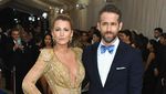 Blake Lively Tampil Hot dengan Gaun Emas Unik