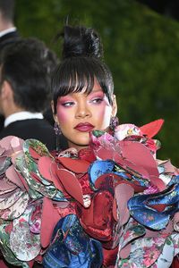 Rihanna Kembali Tampil Heboh di Karpet Merah Met Gala 2017