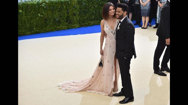 Selena Gomez dan The Weeknd dalam acara Met Gala 2017.