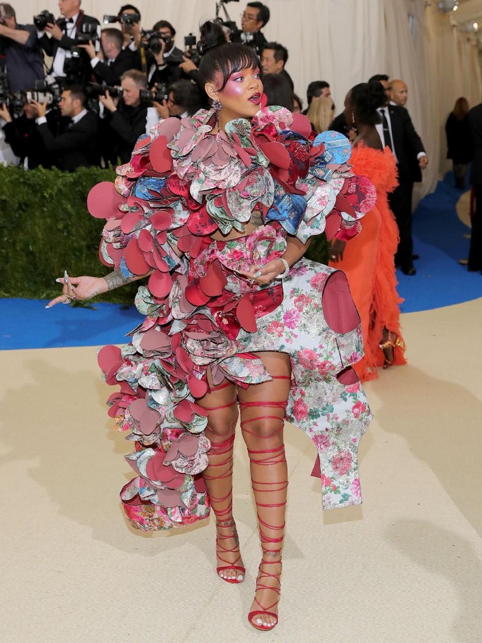 Gaya Unik Rihanna Kenakan Gaun 3D di Met Gala 2017