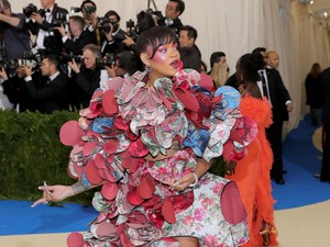 Gaya Unik Rihanna Kenakan Gaun 3D di Met Gala 2017