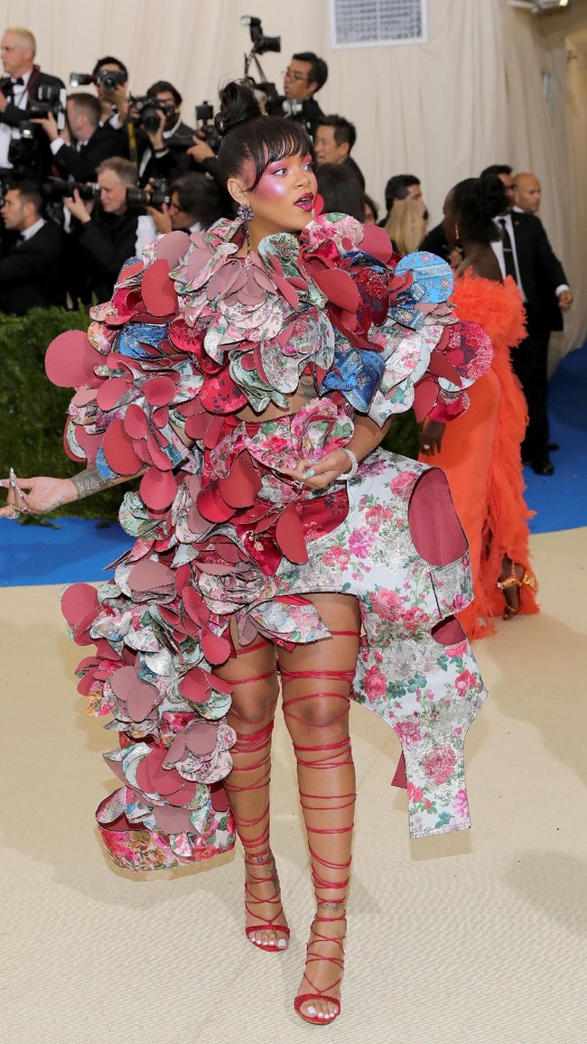 Rihanna attends the Rei Kawakubo/Comme des Garcons: Art Of The In-Between Costume Institute Gala at Metropolitan Museum of Art on May 1, 2017 in New York City. (Photo by Neilson Barnard/Getty Images)