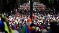 Aksi berskala besar tersebut berawal setelah Mahkamah Agung Venezuela mencabut kekuasaan parlemen yang dikuasai oposisi. Langkah tersebut menimbulkan kemarahan masyarakat luas dan memicu aksi-aksi protes terhadap Maduro. Meski kemudian keputusan itu dicabut kembali setelah mendapat tekanan massa, namun aksi-aksi demo terus berlanjut. REUTERS/Carlos Garcia Rawlins.