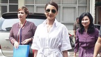 Marwa yang datang mengenakan rok span abu-abu datang beserta ibunda, Silvia. Foto: Desi/detikHOT