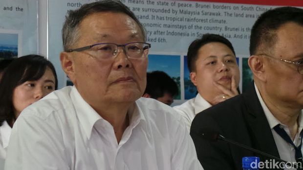 China Bikin Buldoser Akrobat dan Eskavator Pakai Remote Control