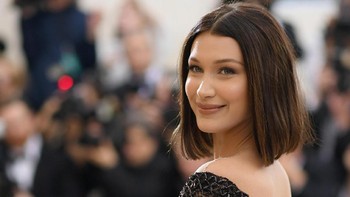 Beda cukup jauh dengan lainnya, pemegang tahta wanita tercantik di dunia ialah Bella Hadid dengan 94,35% berdasarkan perhitungan Golden Ratio. Wow, memang cantik banget ya Bella. Foto: Dimitrios Kambouris/Getty Images
