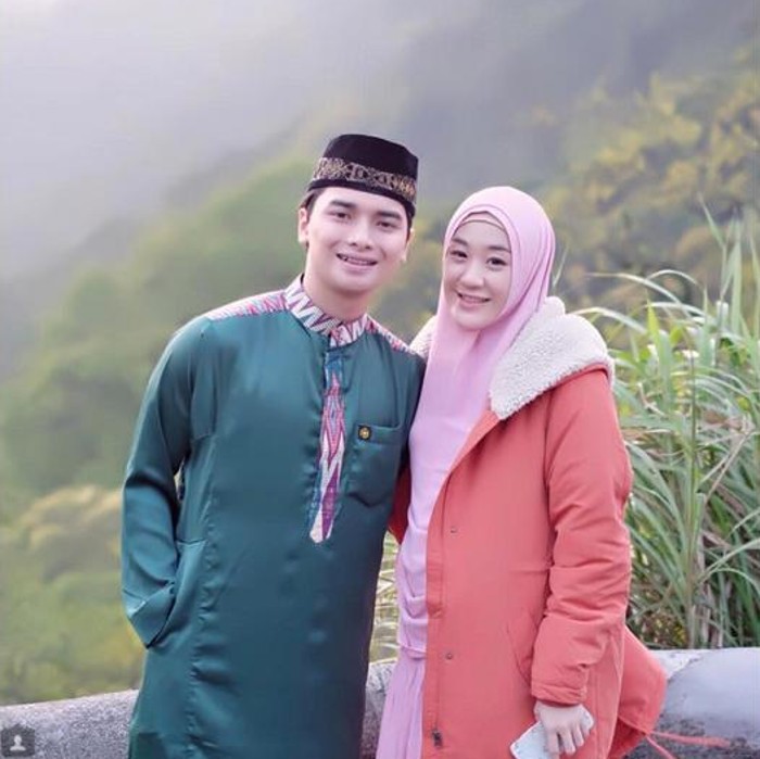 Adem, Kemesraan Putra Ustad Arifin Ilham dan Istri Mualafnya