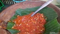Sambal terasi yang berair ini memiliki rasa yang pedas. Santap nasi bersama dengan sambal dan lalapan. Huah, citarasa pedasnya menyatu dengan gurihnya nasi liwet!
