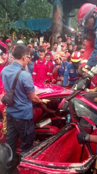 Begini Penampakan Evakuasi Mobil yang Tertimpa Pohon di UI