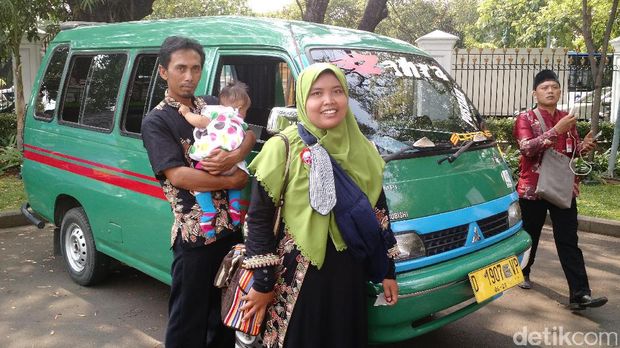 Pian Sopian dan Elis Ratna di depan angkotnya.