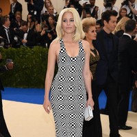 Usaha bertahun-tahun untuk punya anak dari rahim sendiri yang selalu gagal, membuat aktris Elizabeth Banks dan suaminya menyewa ibu pengganti untuk melahirkan dua anaknya, Felix dan Magnus. Foto: Getty Images