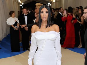 Foto: Jarang Terjadi, Kim Kardashian Bergaun Simpel di Karpet Merah