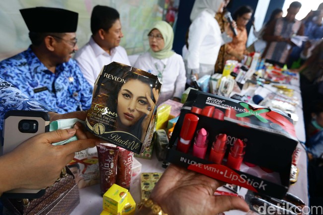 4 Kisah Konyol Nyaris Celaka Akibat Make Up Asal-asalan