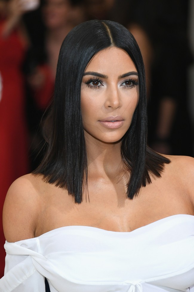 Meskipun selalu pakai makeup tebal, kulit Kim Kardashian tetap terlihat mulus dan berkilau. Ternyata ia punya dokter kulit langganan di Los Angeles, bernama Dr. Harold Lancer. Foto: Getty Images