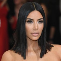 Meskipun selalu pakai makeup tebal, kulit Kim Kardashian tetap terlihat mulus dan berkilau. Ternyata ia punya dokter kulit langganan di Los Angeles, bernama Dr. Harold Lancer. Foto: Getty Images