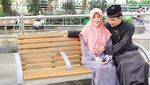 Adem, Kemesraan Putra Ustad Arifin Ilham dan Istri Mualafnya
