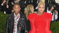 Sementara istri Pharrell Williams, disebut memakai busana Teletubbies. Foto: Dia Dipasupil/Getty Images