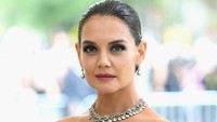 Eks istri Tom Cruise itu menawan di acara Met Gala 2017 di New York, AS. Foto: Dimitrios Kambouris/GettyImages
