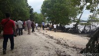 Foto: Selain hutan bakau raksasa, ada juga Pantai Solop di Pulau Cawan. Sekitar pukul 17.00 WIB, kawasan ini cepat gelap karena hutan yang lebat (Chaidir/detikTravel)