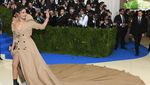 Busana Nyentrik di Met Gala 2017