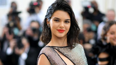 Kendall Jenner Bergaun Menerawang