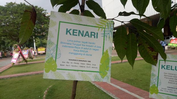 Ada juga tulisan motivasi yang dipasang di tanaman itu.