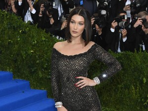 Bella Hadid Curi Perhatian di Met Gala 2017 dengan Catsuit Menerawang