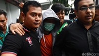 Tidak ada satu patah kata pun yang terlontar dari Iwa K. Sekitar beberapa pertanyaan telah diberikan kepada mantan suami Selfi KDI ini.