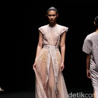 Koleksi terbaru Sapto Djojokartiko di Plaza Indonesia Fashion Week 2017. Plaza Indonesia Lt.8, Thamrin. Jakarta. [Foto: Mohammad Abduh/Wolipop]