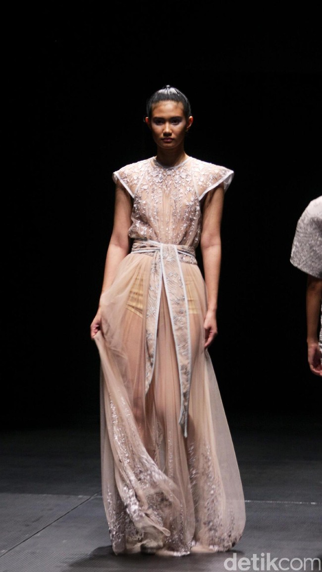 Koleksi terbaru Sapto Djojokartiko di Plaza Indonesia Fashion Week 2017. Plaza Indonesia Lt.8, Thamrin. Jakarta. [Foto: Mohammad Abduh/Wolipop]