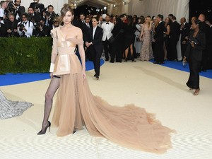 Foto: Penampilan Seksi Gigi Hadid Tanpa Zayn Malik di Met Gala 2017