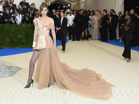 Foto: Penampilan Seksi Gigi Hadid Tanpa Zayn Malik di Met Gala 2017